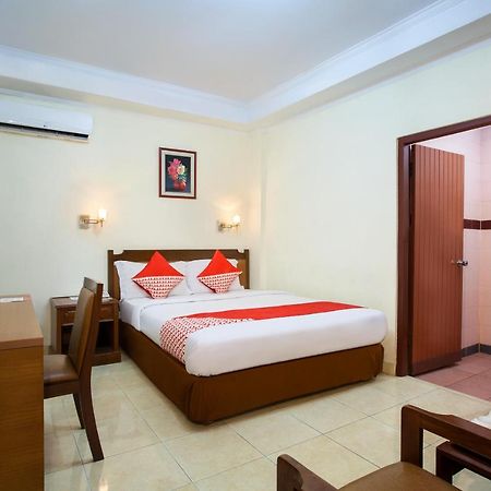 Oyo 108 Hotel Surya Джакарта Екстер'єр фото