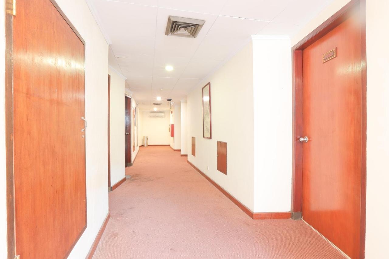 Oyo 108 Hotel Surya Джакарта Екстер'єр фото