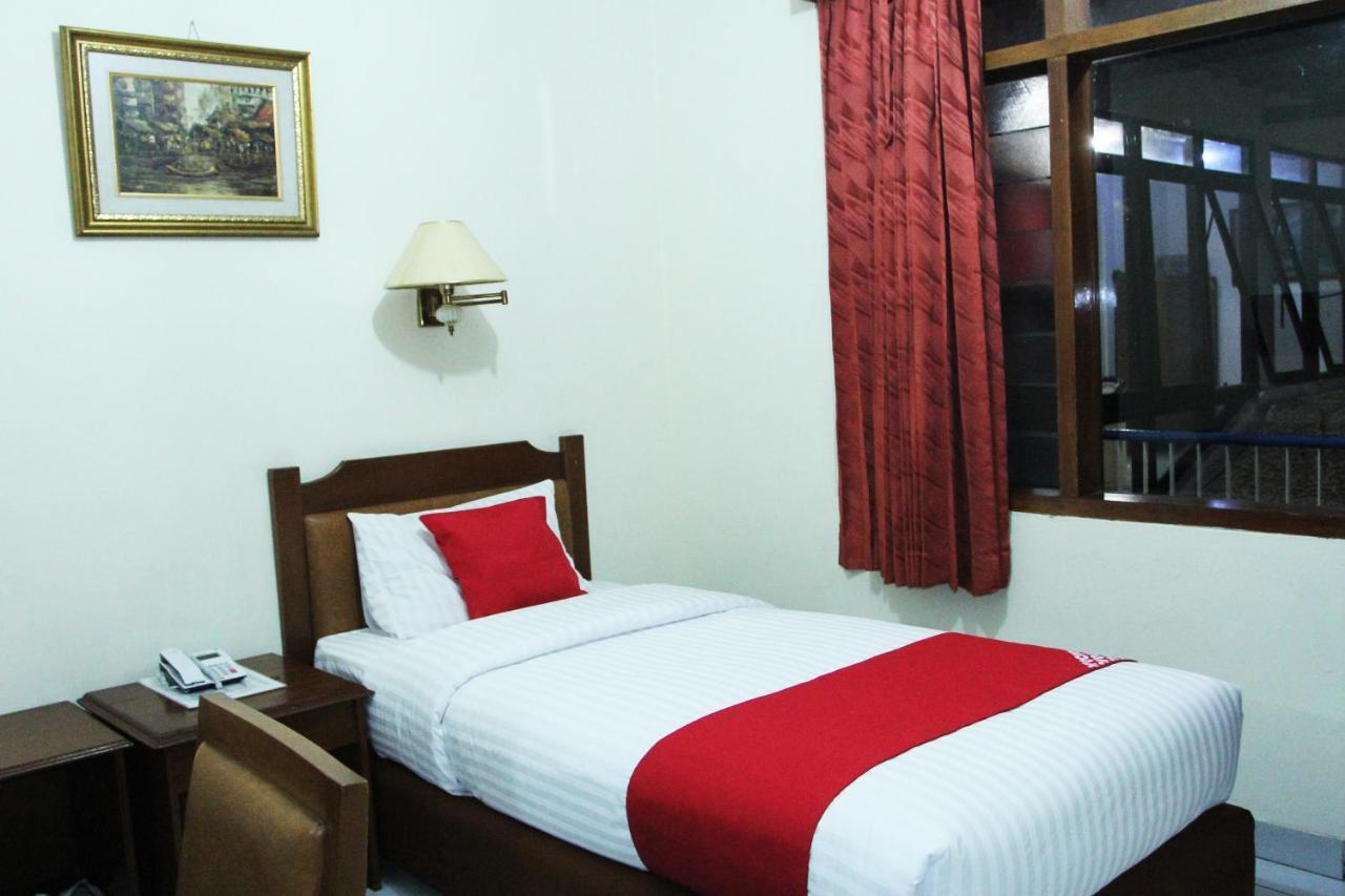 Oyo 108 Hotel Surya Джакарта Екстер'єр фото