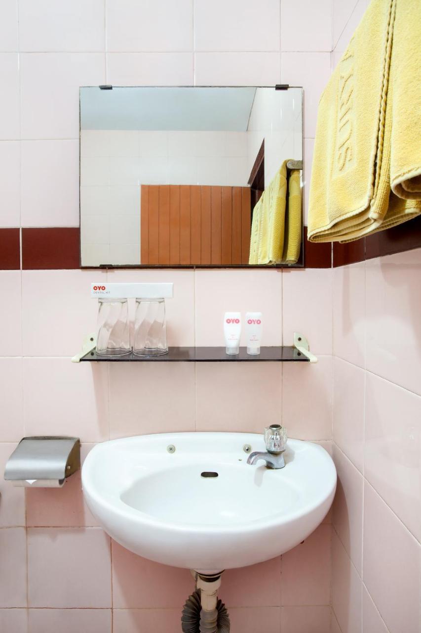 Oyo 108 Hotel Surya Джакарта Екстер'єр фото