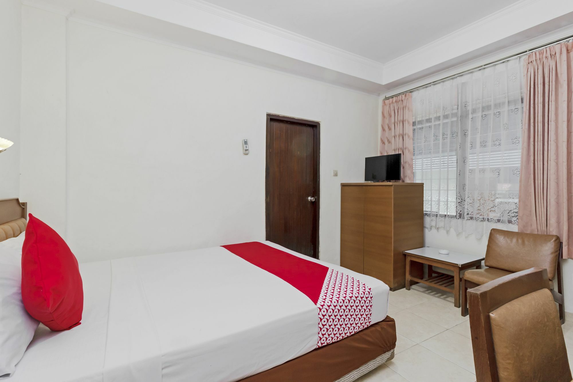 Oyo 108 Hotel Surya Джакарта Екстер'єр фото