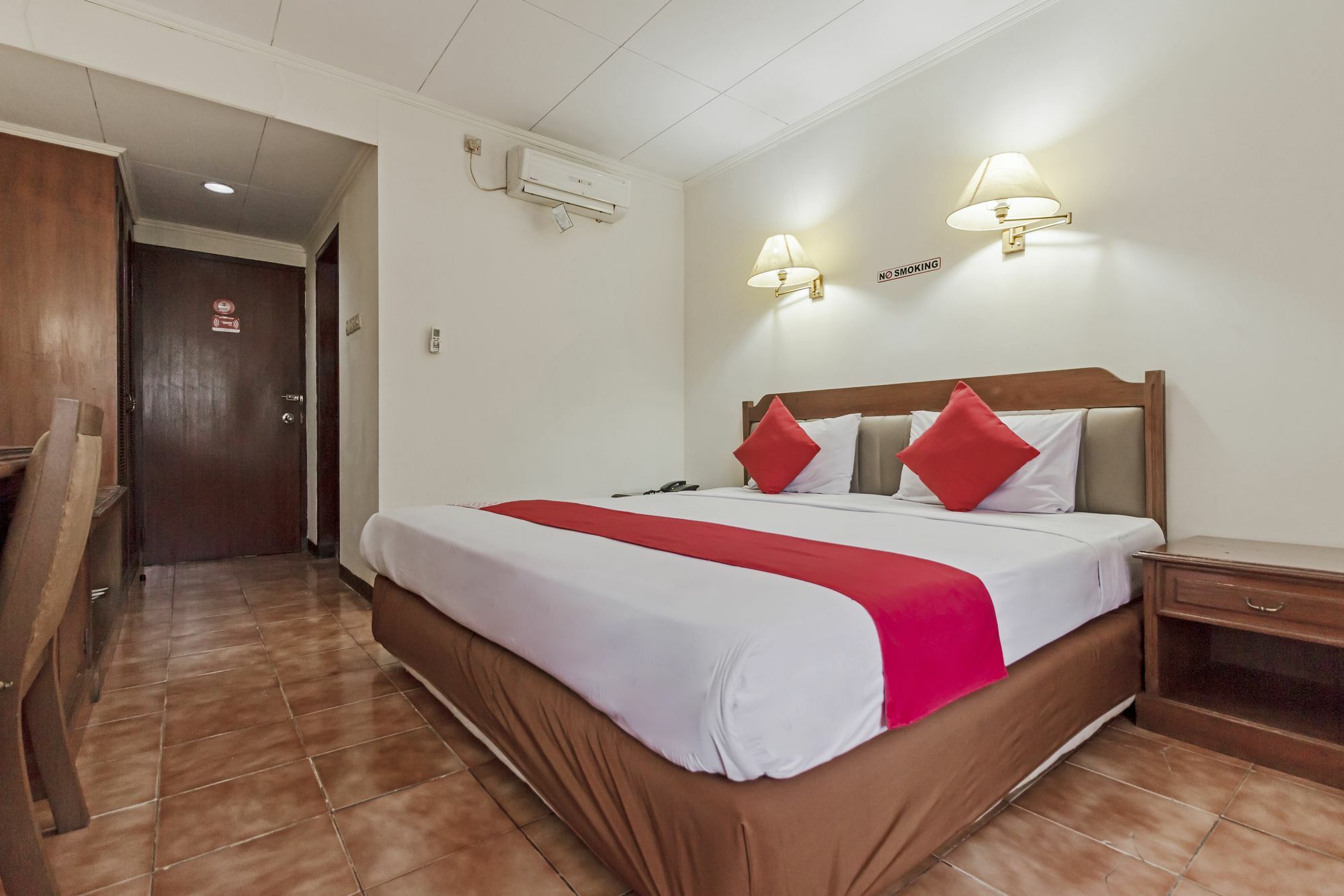 Oyo 108 Hotel Surya Джакарта Екстер'єр фото
