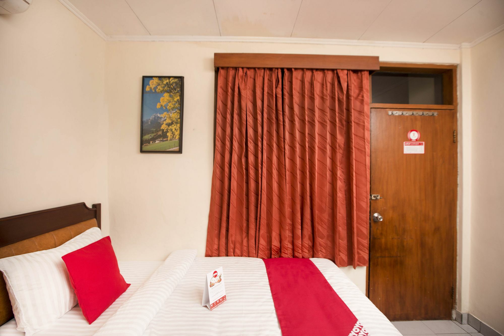 Oyo 108 Hotel Surya Джакарта Екстер'єр фото