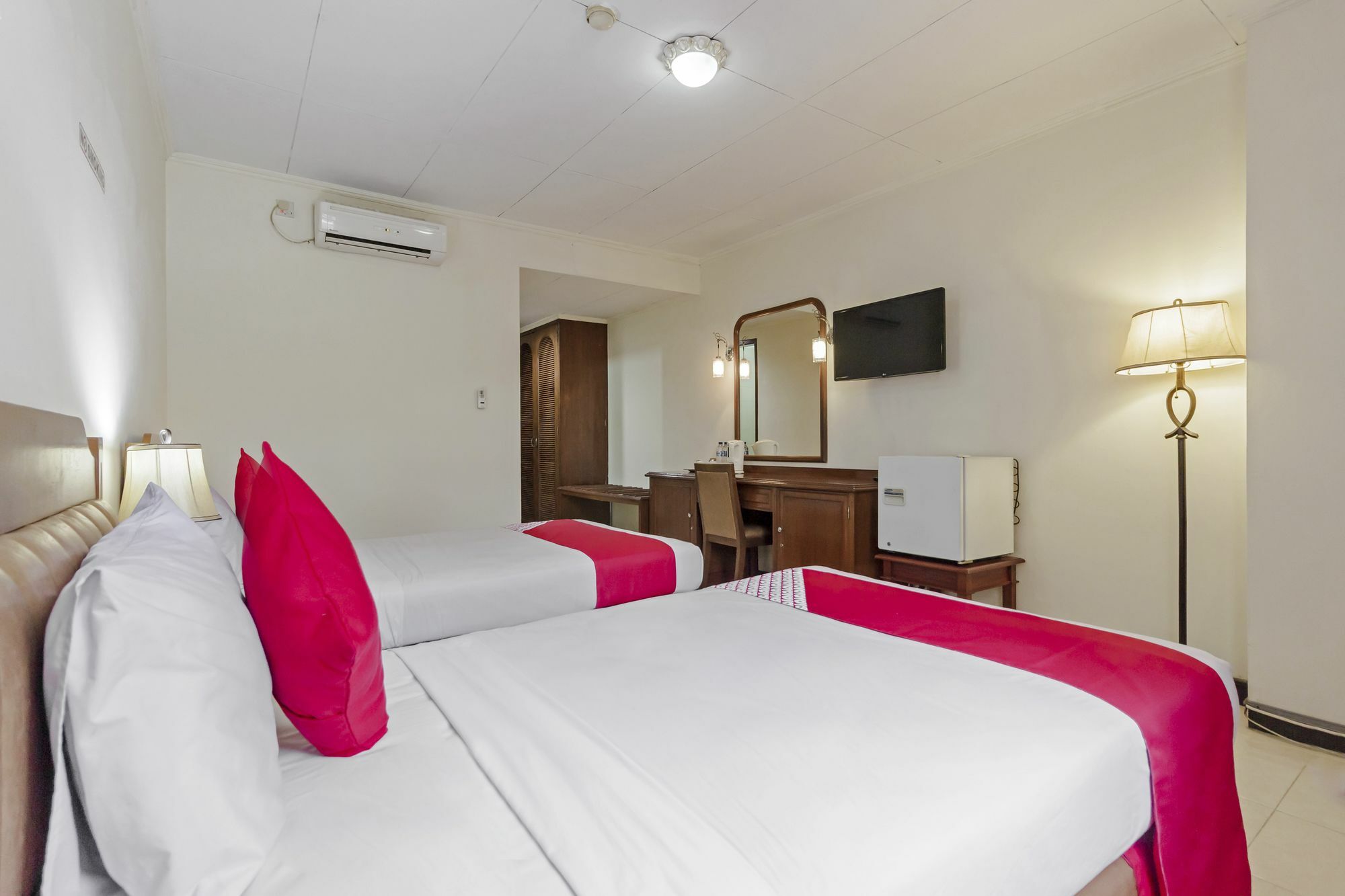 Oyo 108 Hotel Surya Джакарта Екстер'єр фото