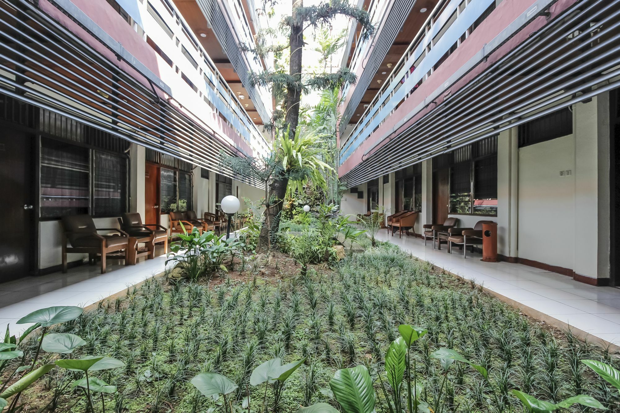Oyo 108 Hotel Surya Джакарта Екстер'єр фото