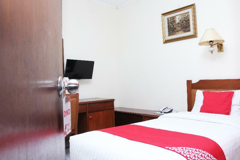 Oyo 108 Hotel Surya Джакарта Екстер'єр фото